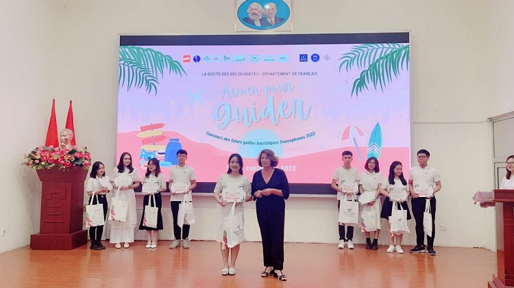 Frau Nathalie Lambert, Expertin der Vertretung Wallonie-Brüssel in Vietnam, überreicht den zweiten Preis