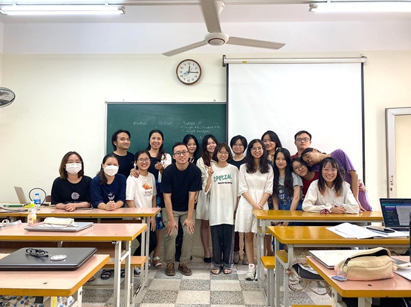 Die Studierenden und Herr Duong DO – Marketingdirektor von Horizon Vietnam